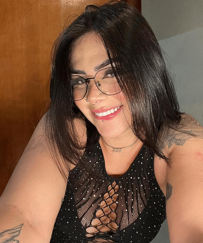 Lary Cubas transando dando a buceta eo cuzinho