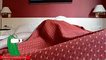 Irmã sendo acordada pelo irmão e o pai Irmã sendo acordada pelo irmão e o pai