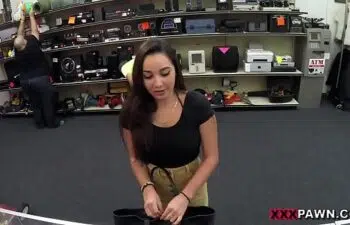 Fodendo com essa novinha safada na minha loja Fodendo com essa novinha safada na minha loja