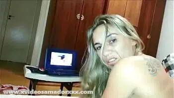 Loira tatuada dando o cu Loira tatuada dando o cu