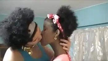 Novinha fodendo enquanto a amiga olha Novinha fodendo enquanto a amiga olha