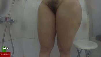 Câmera caseira proibida filmando a novinha tomando banho Câmera caseira proibida filmando a novinha tomando banho