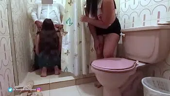Irmãos transando no banheiro na hora do banho Irmãos transando no banheiro na hora do banho