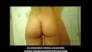 Pegando a irmã no flagra tomando banho pelada