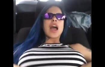 MC Tati Zaqui pelada mostrando os peitos