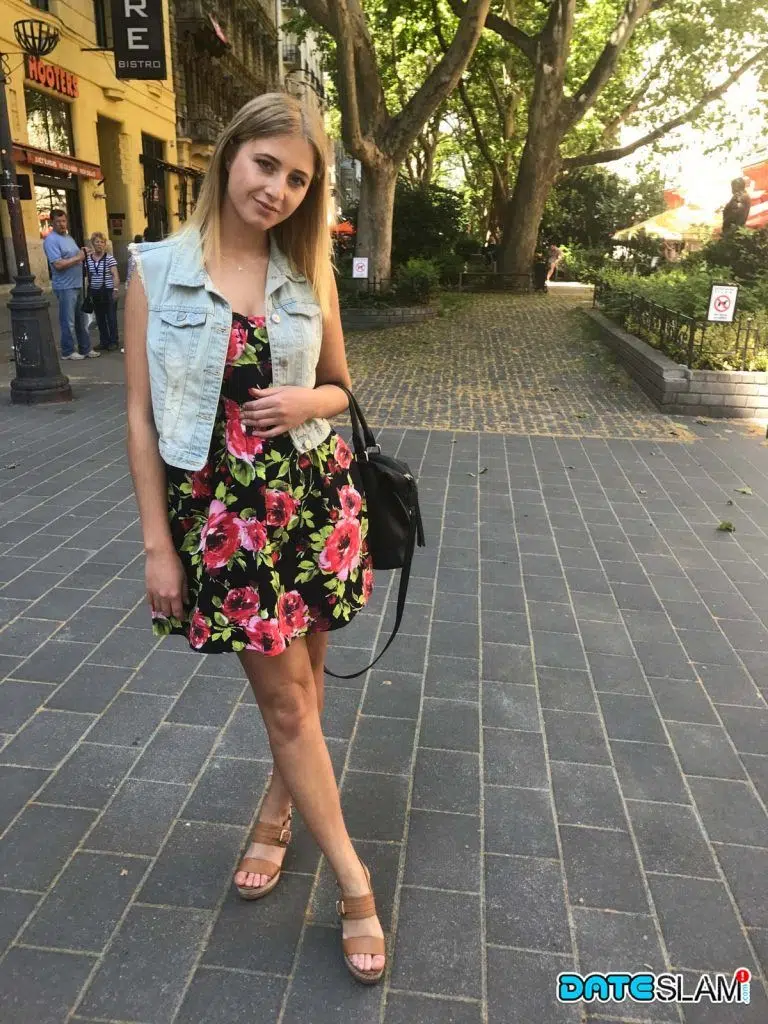 Fotos novinhas loiras peladas fazendo poses deliciosas