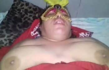 Velha gorda dando cu e bebendo porra do filho Velha gorda dando cu e bebendo porra do filho