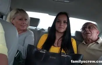 Mãe e filha transando com vovô tarado em video pornô Mãe e filha transando com vovô tarado em video pornô