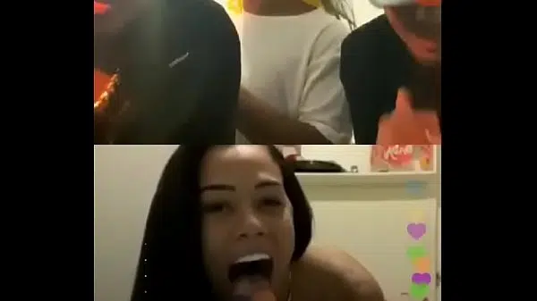 Amigas se exibindo