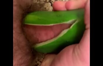 Colocando pepino Colocando pepino
