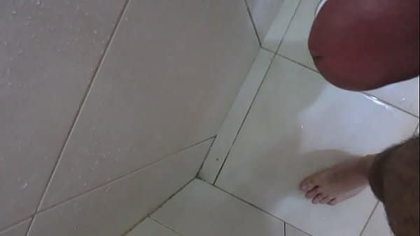 Comendo a prima no banheiro