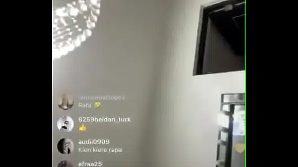 Enfiando garrafa no cu
