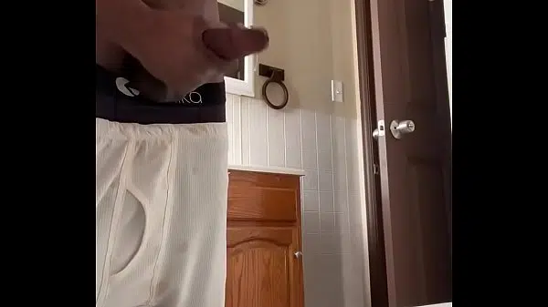 Filho gay espiando o pai tomando banho