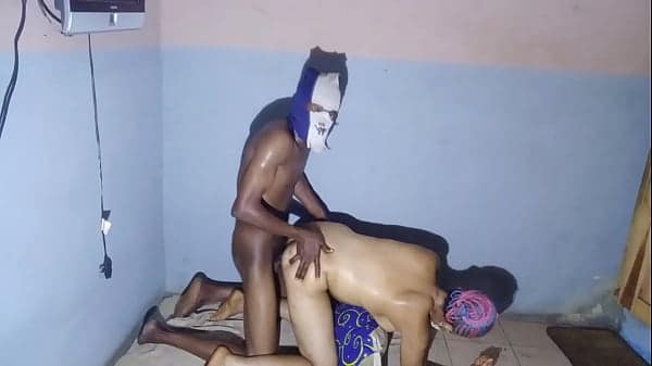Filho gozando na buceta mãe no quarto