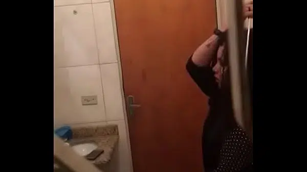 Foto de pinto no banheiro