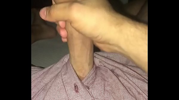 Homem deitado na cama de pau duro