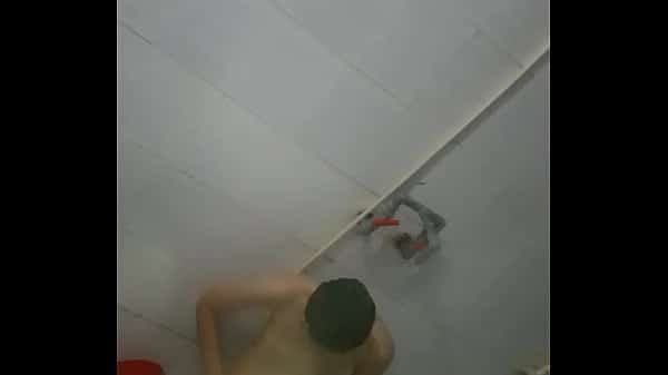 Irmã e irmão no banho