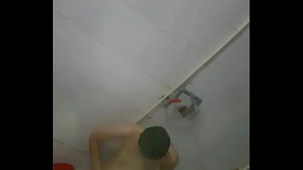 Irmã e irmão no banho