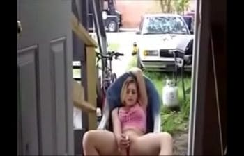 Mãe assiste filha masturbando
