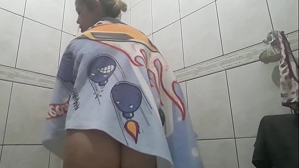 Mãe surpreende filho do pau grande banho