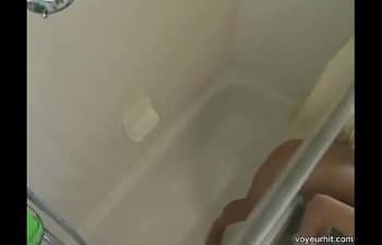 Mãe tranza com filho de baixo do chuveiro Mãe tranza com filho de baixo do chuveiro