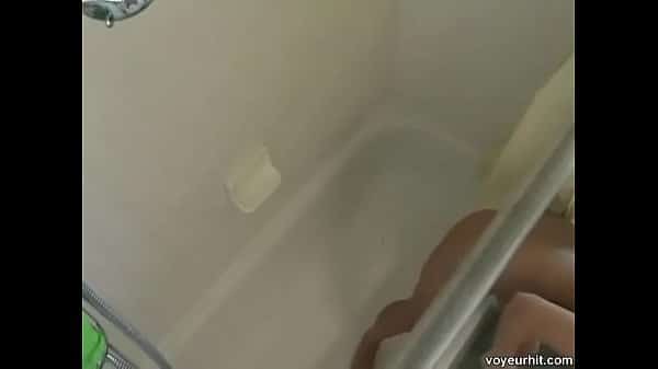 Mãe tranza  com filho de baixo do chuveiro