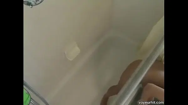 Mãe tranza  com filho de baixo do chuveiro
