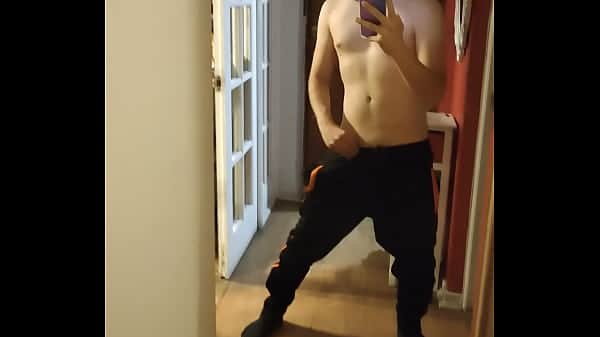 Menina tirando a roupa