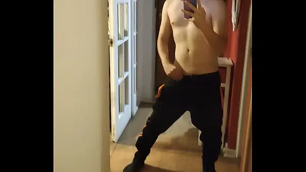 Menina tirando a roupa