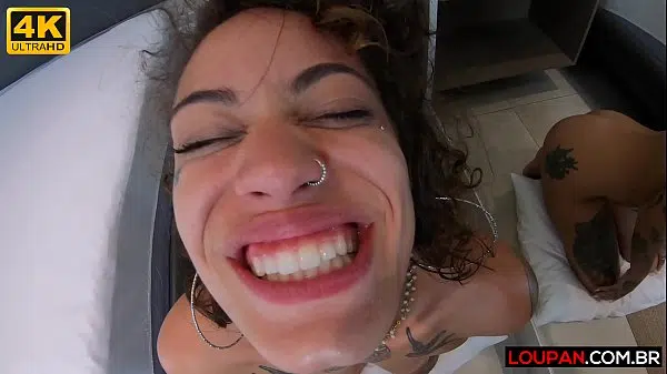Mulher brasileira chupando buceta