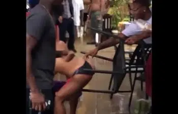 Mulher briga e fica sem roupa Mulher briga e fica sem roupa