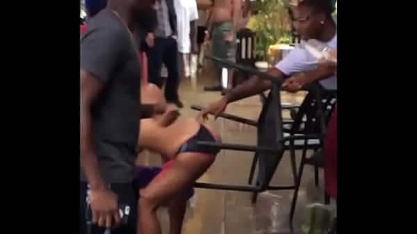 Mulher briga e fica sem roupa