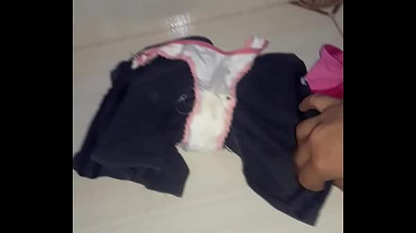 Mulher dançando e tirando a roupa