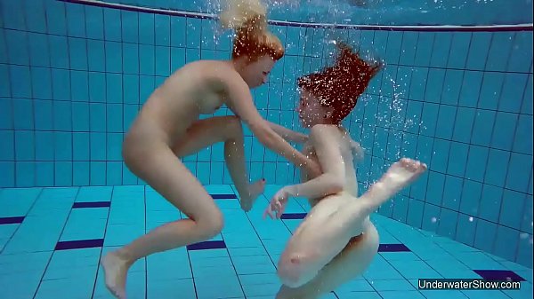 Mulher pelada transando na piscina
