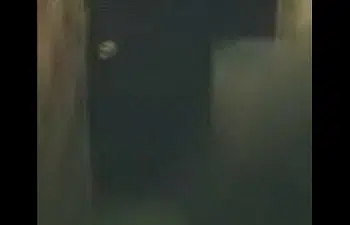 Passando sabonete no chuveiro Passando sabonete no chuveiro