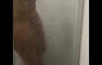 Pegando a vizinha no banho Pegando a vizinha no banho