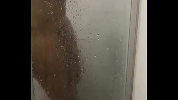 Pegando a vizinha no banho
