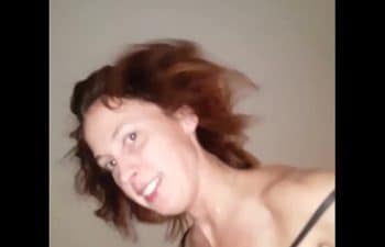 Amigas se pegando um pinto duro e grosso Amigas se pegando um pinto duro e grosso