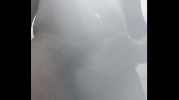 Brincando com a mãe no banheiro