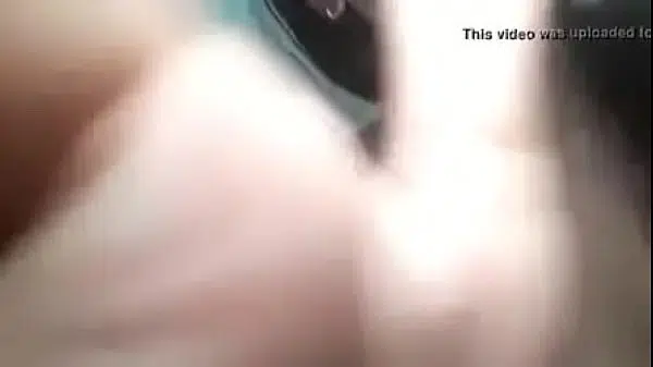 Comendo irmã lavando loiça
