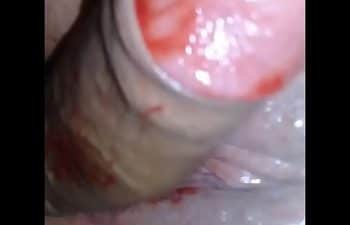 Jovem gostosa se menstruando Jovem gostosa se menstruando
