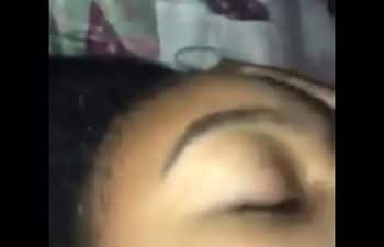 Menina perdendo a virgindade Menina perdendo a virgindade
