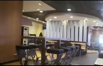 Morena dano pro carson dentro do banheiro de um restaurante