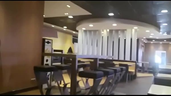 Morena dano pro carson dentro do banheiro de um restaurante