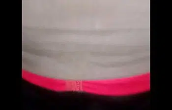 Mulher usando cinta peniana