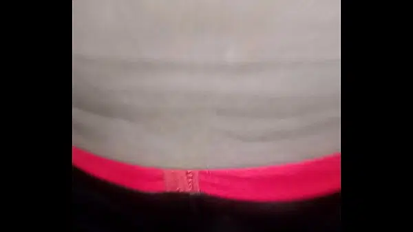 Mulher usando cinta peniana