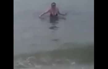 Novinha na praia Novinha na praia