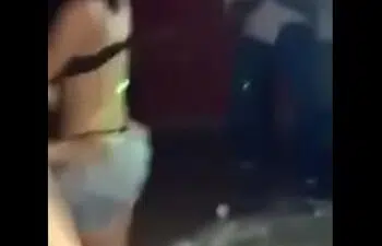 Comendo a novinha na festa Comendo a novinha na festa