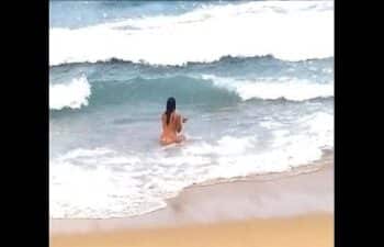 Familia na praia de nudismo Familia na praia de nudismo