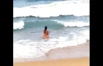 Familia na praia de nudismo Familia na praia de nudismo